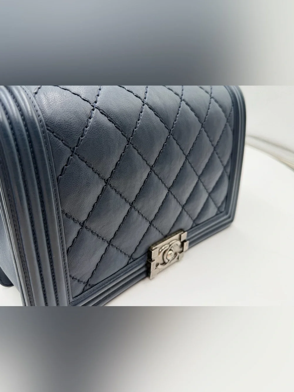 💙CHANEL Navy Quilted Medium Boy Bag 💙